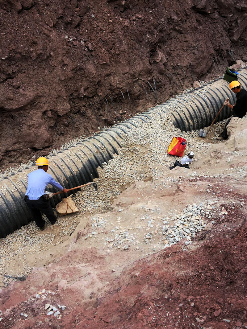 Φ1500PE鋼帶增強(qiáng)螺旋波紋管埋設(shè)