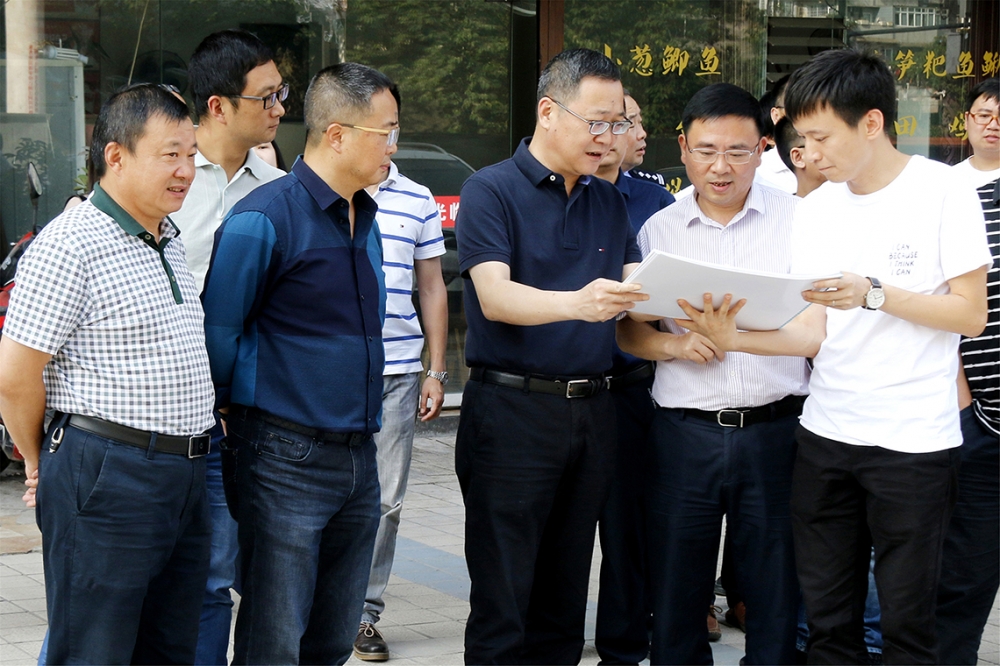 市委常委、高新區(qū)黨工委書記張邦舉一行蒞臨公司匯興路改造項目和高峰公園項目現(xiàn)場視察調(diào)研