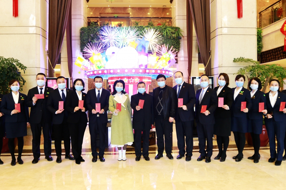 公司領(lǐng)導大年初一到基層慰問一線員工并檢查春節(jié)疫情防控等工作