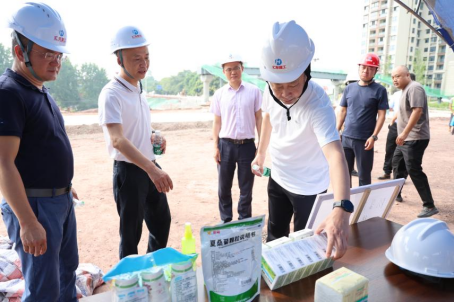 市總工會黨組書記、常務(wù)副主席陳鵬一行前往板倉大道沙坪段道路工程項目慰問一線工人